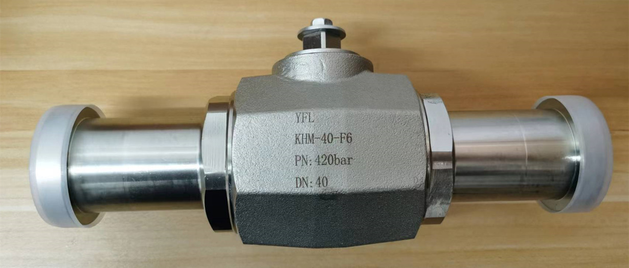 Hydraulic ball valves with SAE flanges
